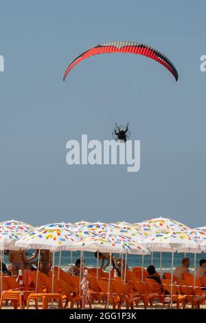 Tel Aviv, Israel - 15. August 2021: Ein motorisierter Fallschirm über dem israelischen Strand von Tel Aviv. Stockfoto