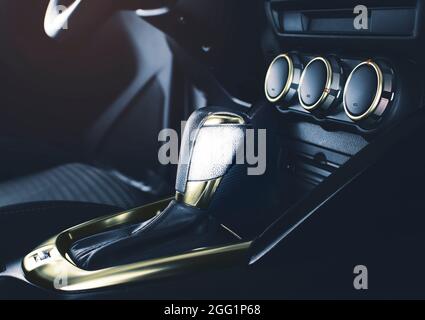 Der Luxus-Schalthebel mit Chrom-Gold-Farbe des Automatikgetriebes im Luxus-Automobil Stockfoto
