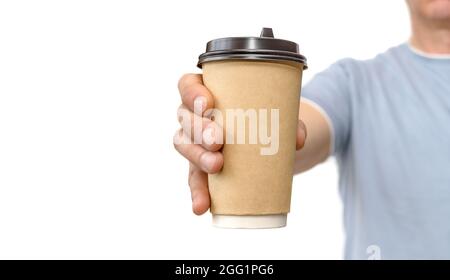 Handgriff und bietet braune Papierkaffeetasse auf Weiß Stockfoto