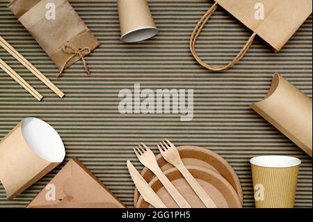 Papierverpackungen für Fast Food und Einweg-Geschirr aus umweltfreundlichen Materialien. Stockfoto