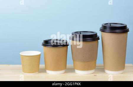 Pappkaffeetassen auf einem Holztisch Stockfoto