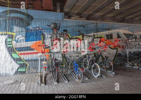 Fahrräder auf dem Fahrrad stehen vor einer Graffiti-Wand Stockfoto