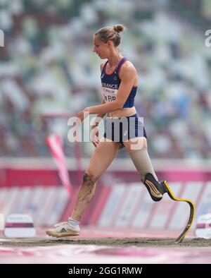 28. August 2021: Marie-Amelie Le fur aus Frankreich im Weitsprung während der Leichtathletik bei den Paralympics in Tokio, Olympiastadion in Tokio, Japan. Kim Price/CSM Credit: CAL Sport Media/Alamy Live News Stockfoto