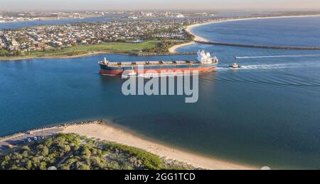 Ein großes Kohleschiff, das in Newcastle NSW Australia in den Hafen eindringt. Newcastle Port ist einer der größten Exportkohlehäfen der Welt. Stockfoto