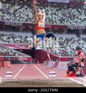 TOKIO, JAPAN - 28. AUGUST: Fleur Jong aus den Niederlanden tritt am 2020. August 2021 während der Paralympischen Spiele in Tokio 28 im Olympiastadion in Tokio, Japan, beim Frauen-Weitsprung an (Foto: Helene Wiesenhaan/Orange Picics) NOCNSF Atletiekunie Credit: Orange Pics BV/Alamy Live News Stockfoto