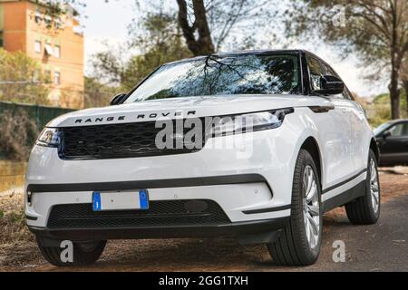 Rom, Italien -August 27, 2021:Low-Winkel-Ansicht schöne Linie von Design-suv weißen Auto Modell Range Rover Velar D240 S aus englisch Land Rover Autohersteller Stockfoto