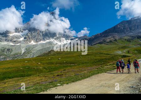 Auf über zweitausend Metern über dem Meeresspiegel bieten die Täler des Matterhorns atemberaubende Spektakel und suggestive Routen für Trekkingtouren Stockfoto