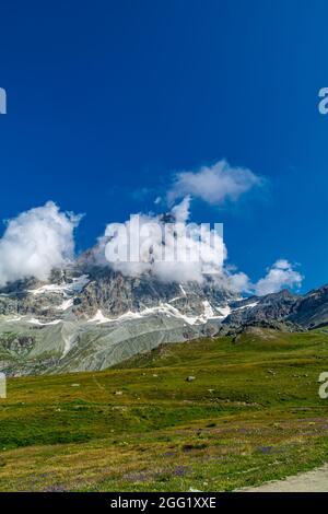 Auf über zweitausend Metern über dem Meeresspiegel bieten die Täler des Matterhorns atemberaubende Spektakel und suggestive Routen für Trekkingtouren Stockfoto