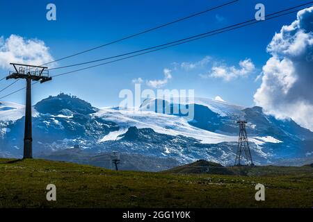 Auf über zweitausend Metern über dem Meeresspiegel bieten die Täler des Matterhorns atemberaubende Spektakel und suggestive Routen für Trekkingtouren Stockfoto