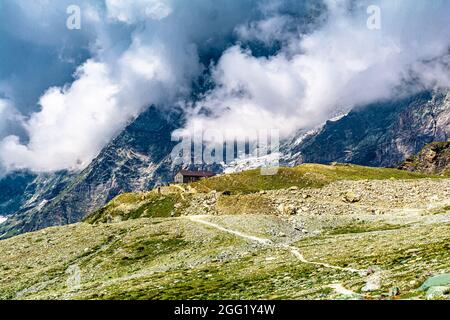 Auf über zweitausend Metern über dem Meeresspiegel bieten die Täler des Matterhorns atemberaubende Spektakel und suggestive Routen für Trekkingtouren Stockfoto