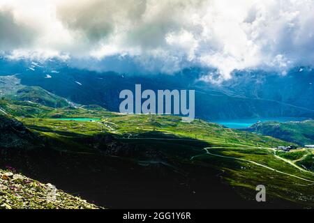 Auf über zweitausend Metern über dem Meeresspiegel bieten die Täler des Matterhorns atemberaubende Spektakel und suggestive Routen für Trekkingtouren Stockfoto