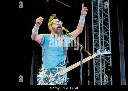 Portsmouth, Großbritannien. August 2021. Takashi 'Taka' Hirose, japanischer Musiker und Koch, und aktueller Bassist mit der walisischen Indie-Rockband Feeder, tritt beim Victorious Festival in Portsmouth live auf. Kredit: SOPA Images Limited/Alamy Live Nachrichten Stockfoto