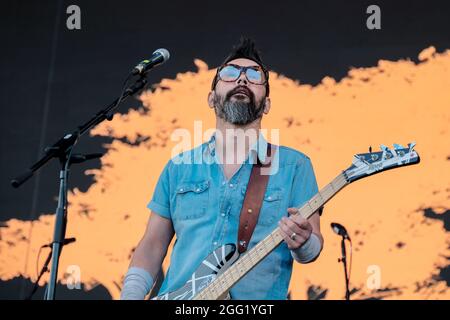 Portsmouth, Großbritannien. August 2021. Takashi 'Taka' Hirose, japanischer Musiker und Koch, und aktueller Bassist mit der walisischen Indie-Rockband Feeder, tritt beim Victorious Festival in Portsmouth live auf. Kredit: SOPA Images Limited/Alamy Live Nachrichten Stockfoto