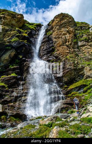 Auf über zweitausend Metern über dem Meeresspiegel bieten die Täler des Matterhorns atemberaubende Spektakel und suggestive Routen für Trekkingtouren Stockfoto