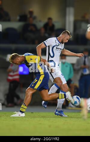 Milan Skriniar (Inter)Antonin Barak (Hellas Verona) während des italienischen "Serie A Match zwischen Hellas Verona 1-3 Inter im Marcantonio Bentegodi Stadium am 27. August 2021 in Verona, Italien. Quelle: Maurizio Borsari/AFLO/Alamy Live News Stockfoto