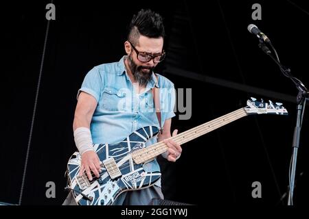 Portsmouth, Großbritannien. August 2021. Takashi 'Taka' Hirose, japanischer Musiker und Koch, und aktueller Bassist mit der walisischen Indie-Rockband Feeder, tritt beim Victorious Festival in Portsmouth live auf. (Foto von Dawn Fletcher-Park/SOPA Images/Sipa USA) Quelle: SIPA USA/Alamy Live News Stockfoto