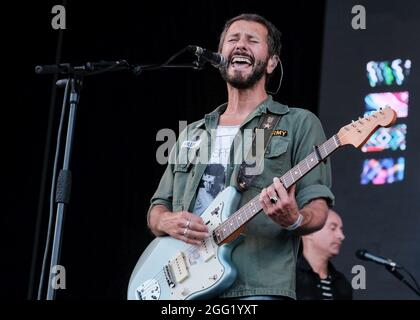 Portsmouth, Großbritannien. August 2021. Grant Nichola, Leadsänger und Gitarrist der walisischen Indie-Rockband Feeder, tritt beim Victorious Festival in Portsmouth live auf. (Foto von Dawn Fletcher-Park/SOPA Images/Sipa USA) Quelle: SIPA USA/Alamy Live News Stockfoto