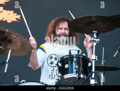 Portsmouth, Großbritannien. August 2021. Geoff Holroyde, englischer Schlagzeuger mit der walisischen Indie-Rockband Feeder, tritt beim Victorious Festival in Portsmouth live auf. (Foto von Dawn Fletcher-Park/SOPA Images/Sipa USA) Quelle: SIPA USA/Alamy Live News Stockfoto