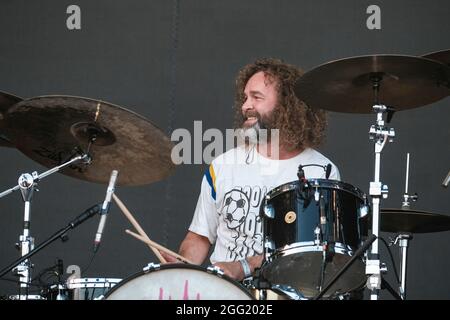 Portsmouth, Großbritannien. August 2021. Geoff Holroyde, englischer Schlagzeuger mit der walisischen Indie-Rockband Feeder, tritt beim Victorious Festival in Portsmouth live auf. (Foto von Dawn Fletcher-Park/SOPA Images/Sipa USA) Quelle: SIPA USA/Alamy Live News Stockfoto