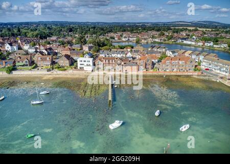 Emsworth Waterfront mit kleinen Booten, die in der Mündung am Steg verankert sind. Luftaufnahme... Stockfoto