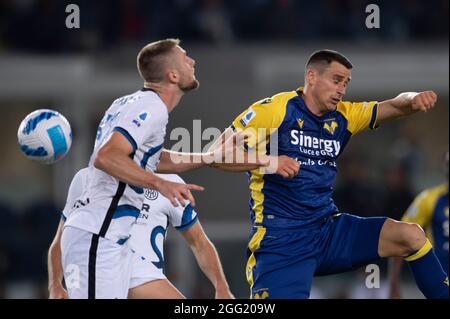 Milan Skriniar (Inter) Kevin Lasagne (Hellas Verona) während des italienischen „Serie A“-Spiels zwischen Hellas Verona 1-3 Inter im Marcantonio Bentegodi-Stadion am 27. August 2021 in Verona, Italien. Quelle: Maurizio Borsari/AFLO/Alamy Live News Stockfoto