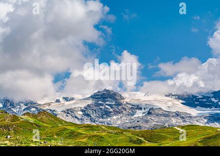 Auf über zweitausend Metern über dem Meeresspiegel bieten die Täler des Matterhorns atemberaubende Spektakel und suggestive Routen für Trekkingtouren Stockfoto