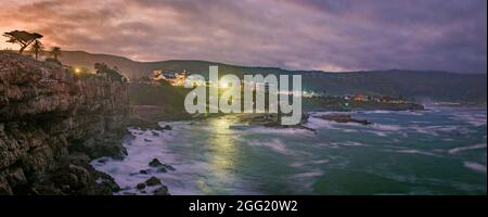 Blick auf den alten Hafen (Alter Hafen) und die Waterfront am Gearing's Point, Hermanus. Whale Coast. Overberg. Westkap. Südafrika Stockfoto