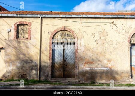 Altes Gebäude mit Vintage-Tür und -Fenster. Stockfoto