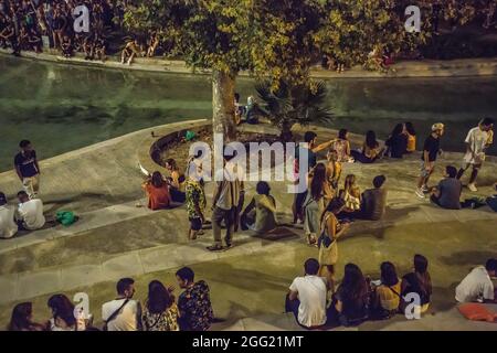 Barcelona, Spanien. August 2021. Während der Festa Major de Sants wurden die Menschen in kleinen Gruppen im Park geteilt.das traditionelle Fest "Festa Major de Sants" im Stadtteil Sants in Barcelona, eine riesige Menschenmenge, die im Hauptpark des Viertels, Parque de la España Industrial (Park of Industrial Spain), trank, Danach verdrängte die Polizei die Menge aus dem Park. Kredit: SOPA Images Limited/Alamy Live Nachrichten Stockfoto