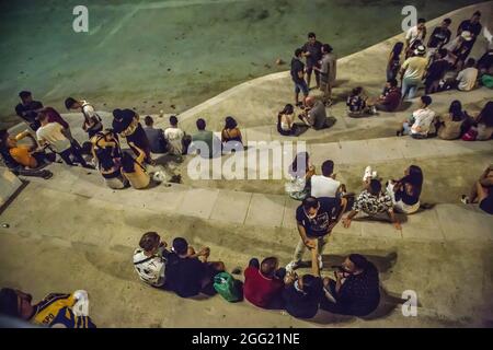 Barcelona, Spanien. August 2021. Während der Festa Major de Sants wurden die Menschen in kleinen Gruppen im Park geteilt.das traditionelle Fest "Festa Major de Sants" im Stadtteil Sants in Barcelona, eine riesige Menschenmenge, die im Hauptpark des Viertels, Parque de la España Industrial (Park of Industrial Spain), trank, Danach verdrängte die Polizei die Menge aus dem Park. Kredit: SOPA Images Limited/Alamy Live Nachrichten Stockfoto