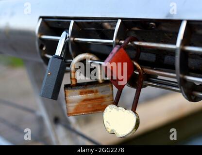 Vorhängeschloss auf Lovers Lock Bridge. Ehemann und Ehefrau hängten während der Hochzeit ein Vorhängeschloss an den Zaun auf ein Metallgitter. Love Locks Konzept. Viele ein Vorhängeschloss sind Stockfoto