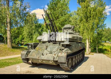 Alte militärische Ausrüstung auf dem Display. Selbstfahrende Flak-Pistole Shilka. Stockfoto