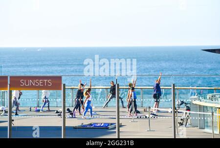 Brighton UK 28. August 2021 - ein Trainingskurs genießt die warme Sonne des Brighton i360, da gutes Wetter für das Feiertagswochenende im August prognostiziert wird : Credit Simon Dack / Alamy Live News Stockfoto