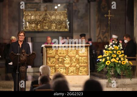 Aachen, Deutschland. August 2021. Schauspielerin Anette Schmidt spricht im Aachener Dom zu einem ökumenischen Gottesdienst für die Opfer der Flutkatastrophe in Westdeutschland. Quelle: Oliver Berg/dpa-Pool/dpa/Alamy Live News Stockfoto