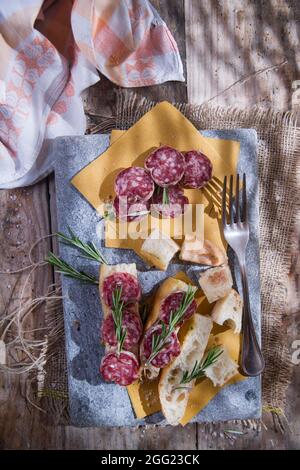 Präsentation der typischen Focaccia und der toskanischen Salami Stockfoto