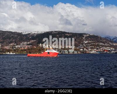 Die Normand Prosper ist ein Offshore-Versorgungsschiff für die Öl- und Gasindustrie auf dem Weg zum Hafen von Bergen. Stockfoto