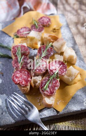 Präsentation der typischen Focaccia und der toskanischen Salami Stockfoto