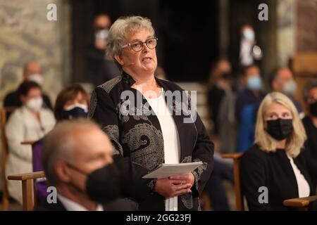 Aachen, Deutschland. August 2021. Renate Steffes, ein Opfer, spricht bei einem ökumenischen Gottesdienst für die Opfer der Flutkatastrophe in Westdeutschland im Dom. Quelle: Oliver Berg/dpa-Pool/dpa/Alamy Live News Stockfoto