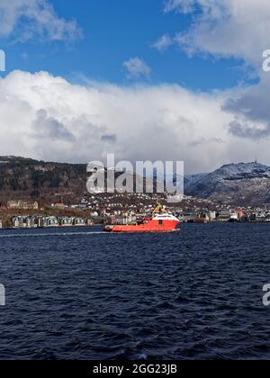 Die Normand Prosper ein Offshore-Versorgungsschiff für die Öl- und Gasindustrie auf dem Weg zum Hafen Bergen an einem winterlichen Tag im April. Stockfoto