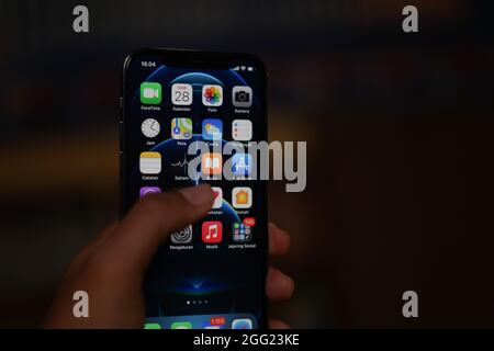 Makassar, Süd-Sulawesi, Indonesien. August 2021. In diesem Bild hält eine Person ein Handy vom Typ iPhone 12 pro. In naher Zukunft wird Apple iPhone 12-Modelle mit Audioproblemen reparieren (Bildquelle: © Herwin Bahar/ZUMA Press Wire) Stockfoto