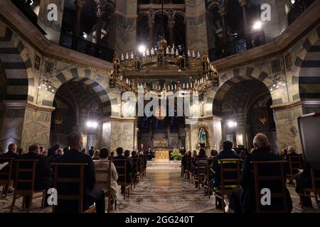 Aachen, Deutschland. August 2021. Schauspielerin Anette Schmidt spricht im Aachener Dom zu einem ökumenischen Gottesdienst für die Opfer der Flutkatastrophe in Westdeutschland. Quelle: Oliver Berg/dpa-Pool/dpa/Alamy Live News Stockfoto