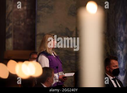 Aachen, Deutschland. August 2021. Rita Nagel, Notfallseelsorger, spricht bei einem ökumenischen Gottesdienst für die Opfer der Flutkatastrophe in Westdeutschland im Dom. Quelle: Oliver Berg/dpa-Pool/dpa/Alamy Live News Stockfoto