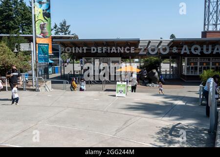 Tacoma, WA USA - ca. August 2021: Blick auf den Eingang zum Point Defiance Zoo und Aquarium an einem sonnigen Tag während des 19. Stockfoto