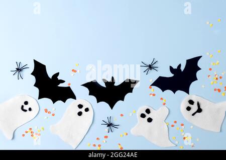Halloween boo, Hintergrund für Halloween Party Einladung mit lustigen Geistern, Spinnen, Fledermäuse mit Platz für Text, Produktwerbung und Präsentation von Stockfoto