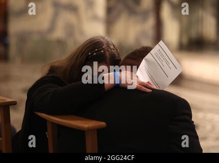 Aachen, Deutschland. August 2021. Die Betroffenen trauern bei einem ökumenischen Gottesdienst für die Opfer der Flutkatastrophe in Westdeutschland im Dom. Quelle: Oliver Berg/dpa-Pool/dpa/Alamy Live News Stockfoto