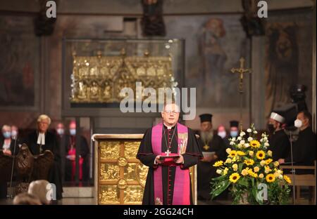 Aachen, Deutschland. August 2021. Georg Bätzing, Vorsitzender der Deutschen Bischofskonferenz, spricht bei einem ökumenischen Gottesdienst für die Opfer der Flutkatastrophe in Westdeutschland im Dom. Quelle: Oliver Berg/dpa-Pool/dpa/Alamy Live News Stockfoto