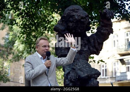 LVIV, UKRAINE - 26. AUGUST 2021 - Andrii Sadovyi, Stadtchef von Lviv, hält eine Rede während der Einweihung der allegorischen Skulptur des Komponisten pian Stockfoto