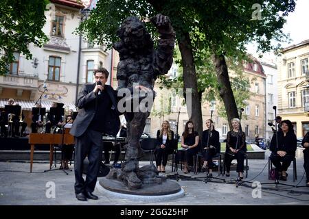 LVIV, UKRAINE - 26. AUGUST 2021 - der österreichische Bildhauer Sebastian Schweikert nimmt an der Eröffnung seiner allegorischen Skulptur des Komponisten, Pianisten, Dirigenten Teil Stockfoto