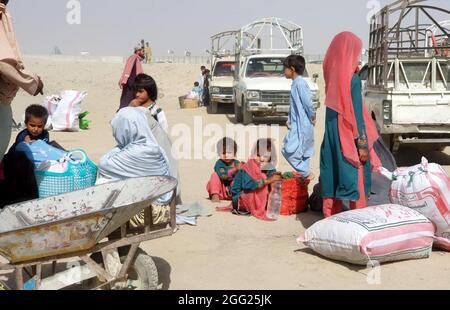 Chaman, Pakistans Chaman. August 2021. Kinder werden am 27. August 2021 an einem Grenzübergang zwischen Pakistan und Afghanistan, im südwestlichen pakistanischen Chaman, gesehen. Pakistan hat die Evakuierung von Menschen aus Afghanistan, einschließlich der Mitglieder der internationalen Gemeinschaft, erleichtert. Der pakistanische Bundesminister für Information und Rundfunk Chaudhry Fawad Hussain erklärte am Dienstag gegenüber den Medien, dass über 3,400 Menschen durch Flugzeuge evakuiert wurden, während rund 19,000 über die Grenzen nach Pakistan gekommen sind. Quelle: Str/Xinhua/Alamy Live News Stockfoto