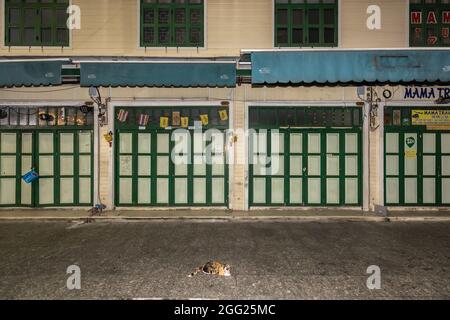 Bangkok, Thailand. August 2021. Geschlossene Geschäfte an der Khao San Road, während der Sperrung aufgrund einer Coronavirus-Pandemie. (Foto: Phobthum Yingpaiboonsuk/SOPA I/Sipa USA) Quelle: SIPA USA/Alamy Live News Stockfoto